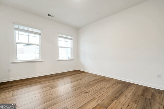 Building Photo - 811 Gelderland Dr