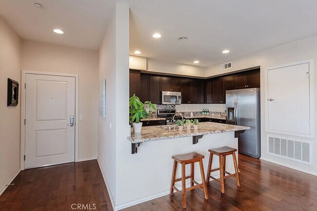 Foto del edificio - Rare Top-Floor Corner Condo in ThreeSixty at South Bay