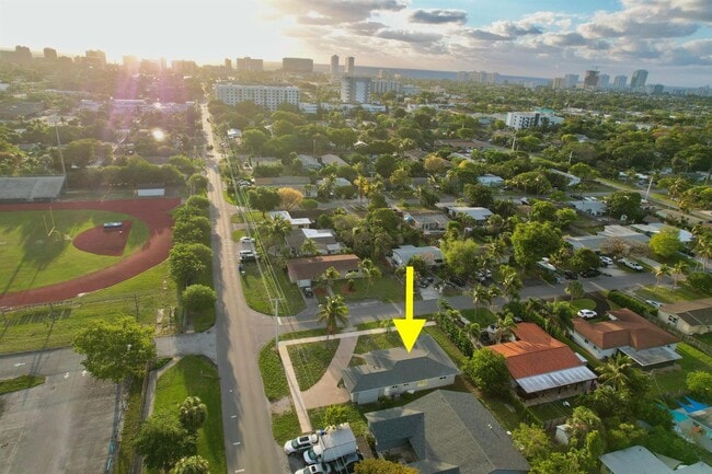 Building Photo - 231 NE 16th Ave