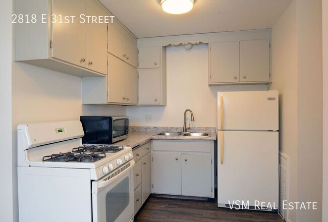 Building Photo - Spacious 2-Bedroom Upper-Level Unit - Avai...