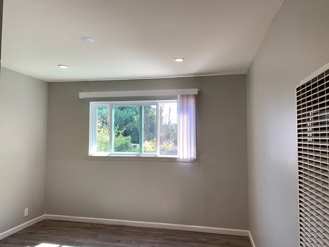 Building Photo - 4041 Lincoln Way