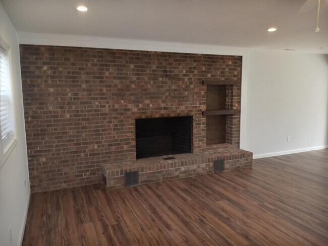 Building Photo - 1200 Cherry Tree Dr