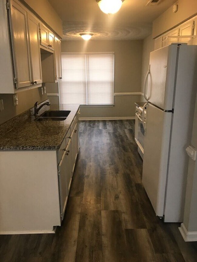 Foto del edificio - Lovely 2BR Townhouse in Glenwood