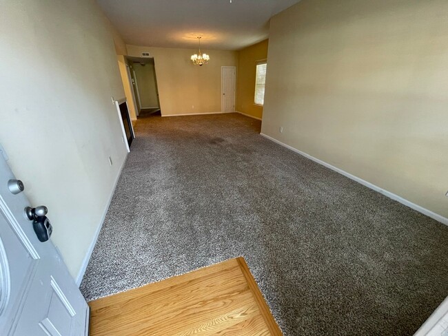 Building Photo - 2 Bed 2 Full Bath Condo w/ Garage For Rent