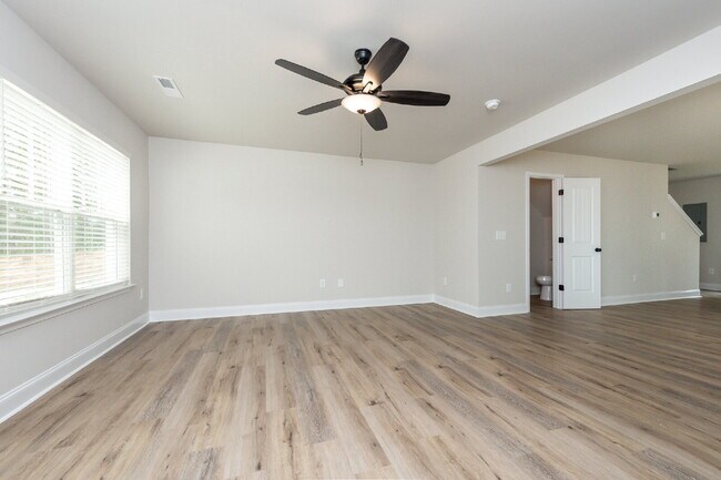 Foto del edificio - *Amazing Lease Offers* Elegant 2BR/2.5BA Townhome minutes from Downtown Greenville and walking di...