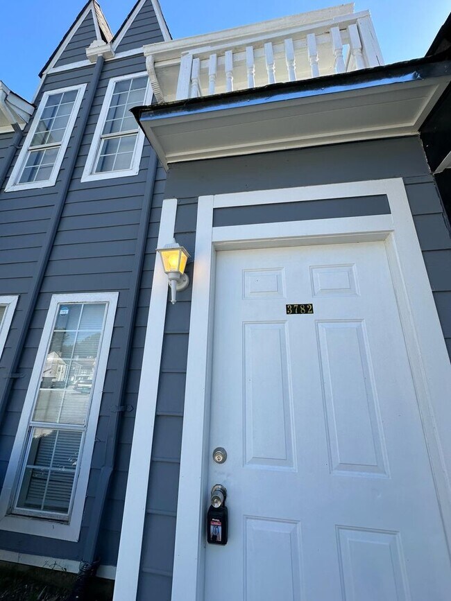 Building Photo - 2 Bedroom / 2.5 Bath Townhome for Rent