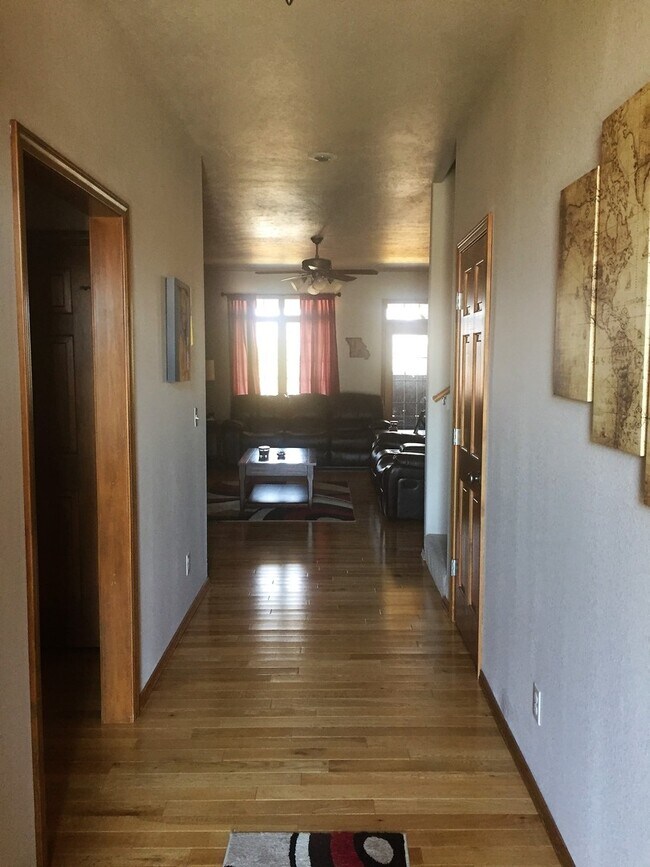Foto del edificio - All Brick/Stone 4 Bedroom Home Available! ...