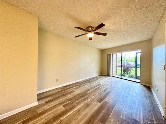 Building Photo - 2041 NE Collins Cir