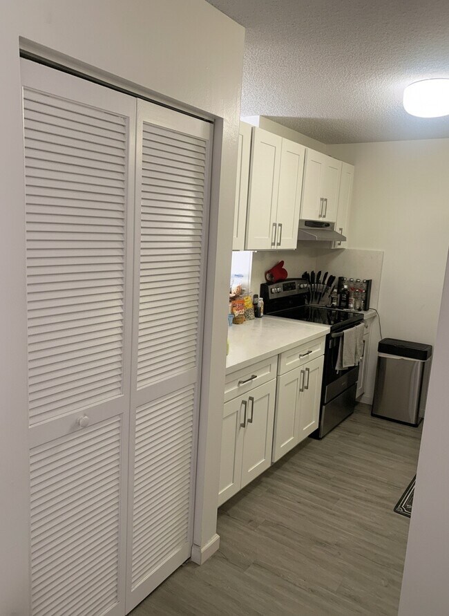 Building Photo - 1421-1421 Ka?ahumanu St