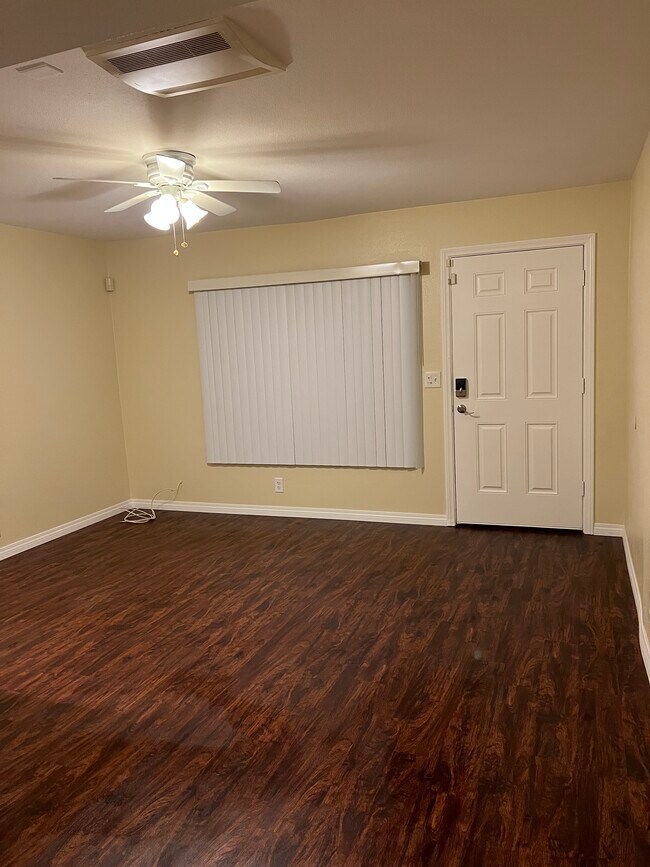 Foto del edificio - 3024 E Carey Ave