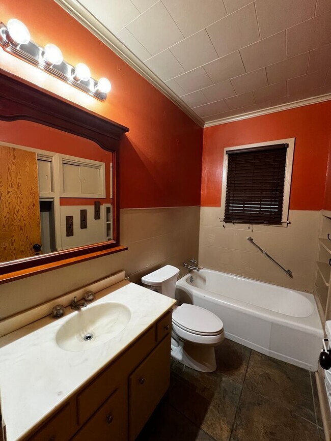 Foto del edificio - Four Bedroom, Two Bathroom , House Near UL...