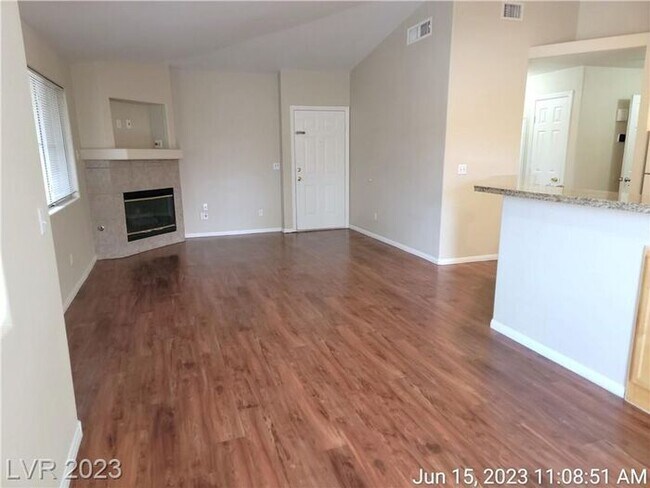 Foto del edificio - Coming Soon! - EXCELLENT LOCATION NEAR SHO...