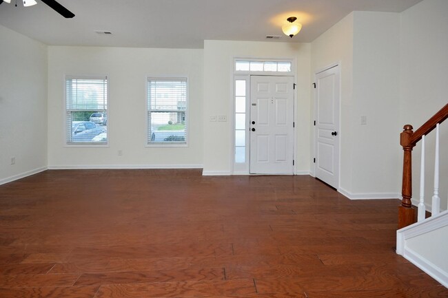 Building Photo - Townhome in Quiet Neighborhood