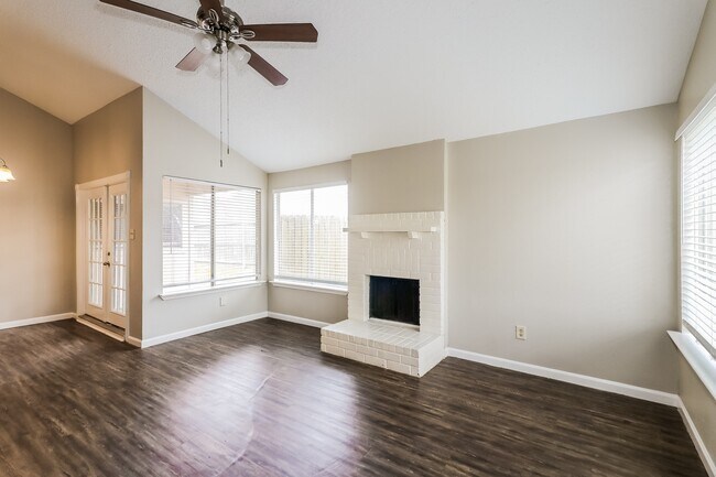 Foto del edificio - 10810 Lakewood Oaks Dr