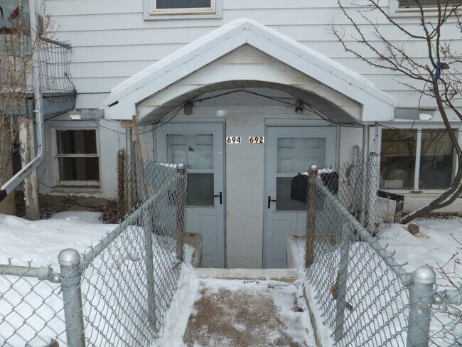 Foto del edificio - 694 Ridge Ave