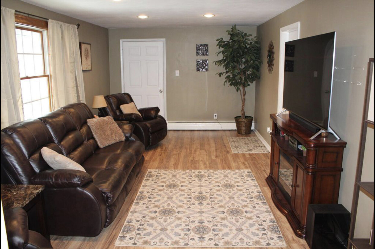 Living Room - 16 Highland Plz