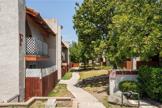 Foto del edificio - 23653 Golden Springs Dr