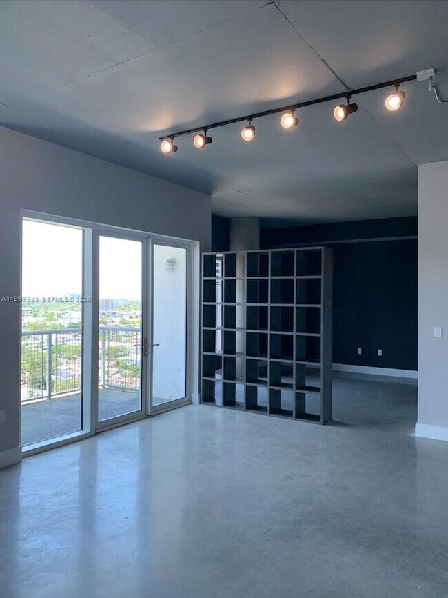 Foto del edificio - 10 SW South River Dr