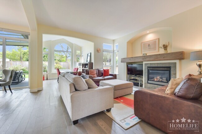 Photo du bâtiment - Beautiful 5-Bedroom Detached Home in Rosemary Heights - Spacious Living with Private Backyard