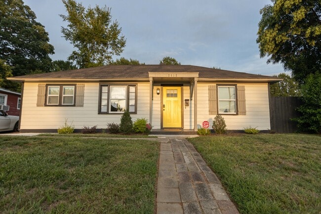 Building Photo - 2012 Double Oaks Rd