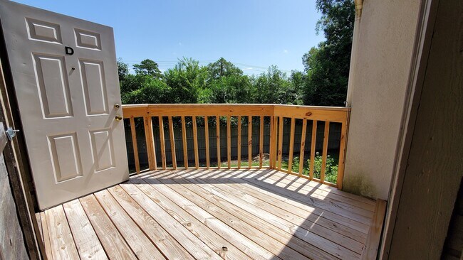 Entrance Deck - 448 Deerwood St