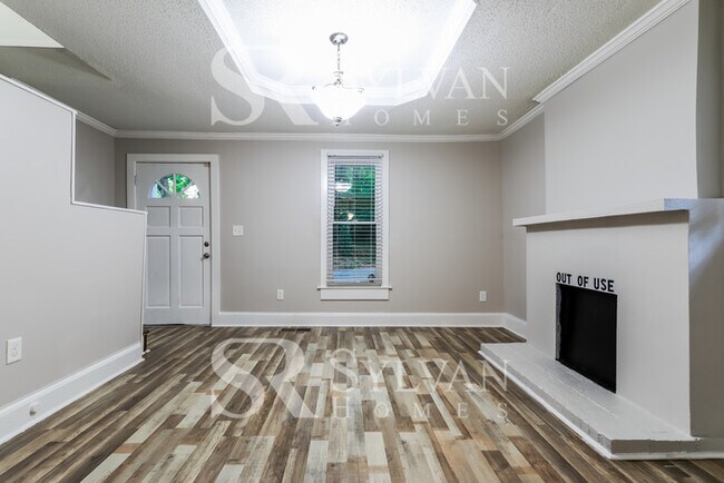 Building Photo - Quaint and Roomy Home!