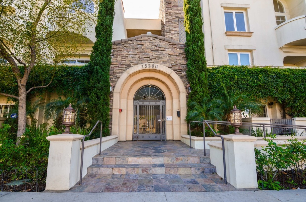 15206 Burbank Blvd, Los Angeles, CA 91411 Condo for Rent in Los