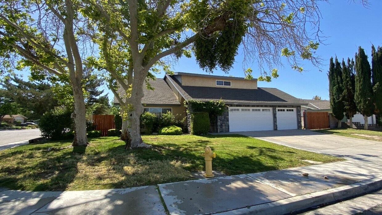Primary Photo - Very Spacious West Lancaster Home