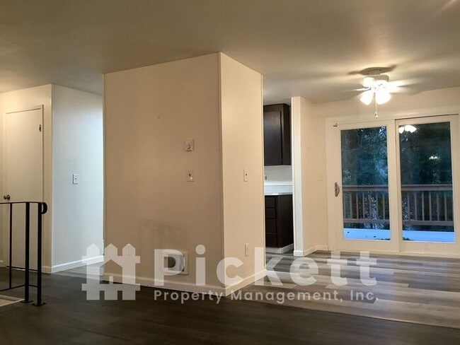 Building Photo - Great Location Near Lake Symington