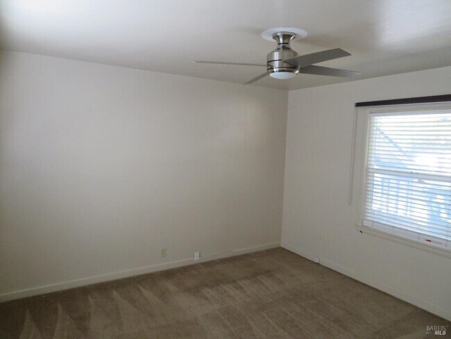 Building Photo - 812 Lovers Dr