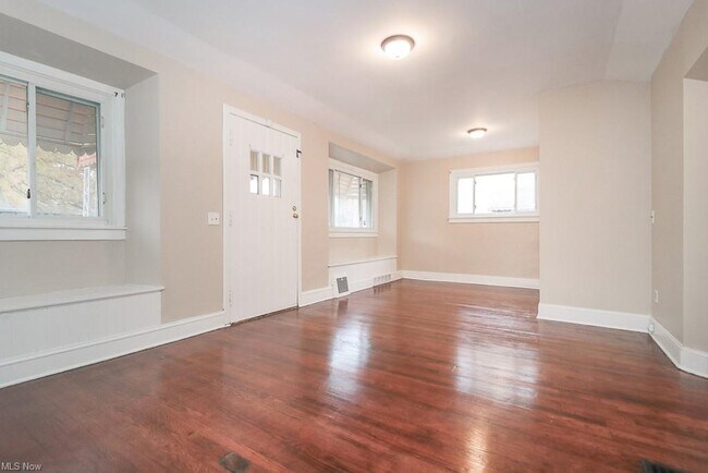 Large Living Room - 947 Nobleshire Rd