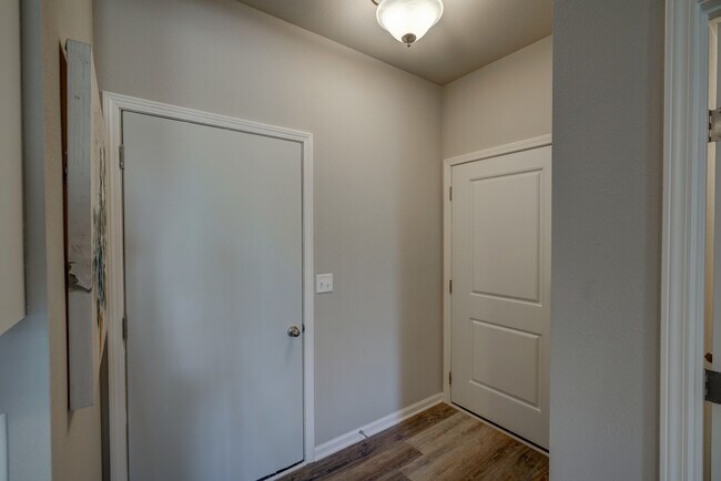 Foto del edificio - 639 McKay Way