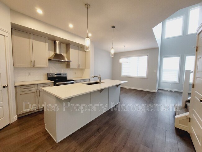Building Photo - 2638 Donaghey Cres SW