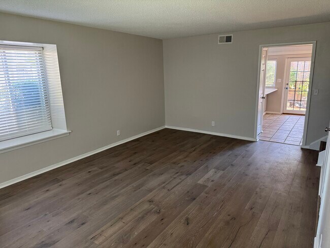 Frente a la sala de estar - 6571 Poplar Woods Cir S