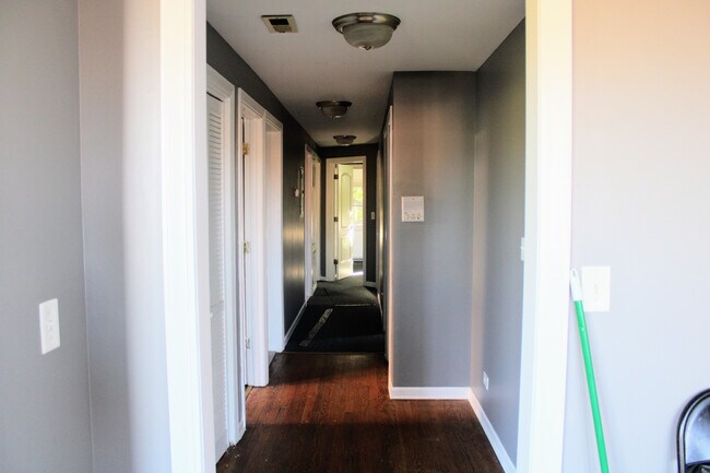 Foto del edificio - 2413 E 73rd St