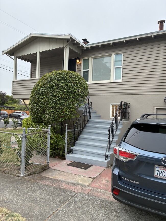 Building Photo - 301 Belle Ave