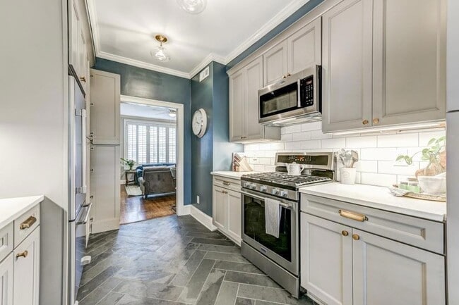 Building Photo - 28 Collier Rd NW