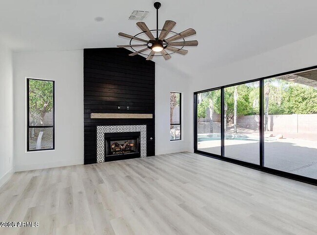 Foto del edificio - 5910 E Woodridge Dr