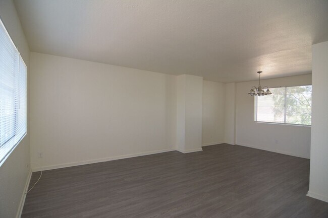 Building Photo - Remodeled 3 Bedroom 1 Bath Five-plex! Clos...