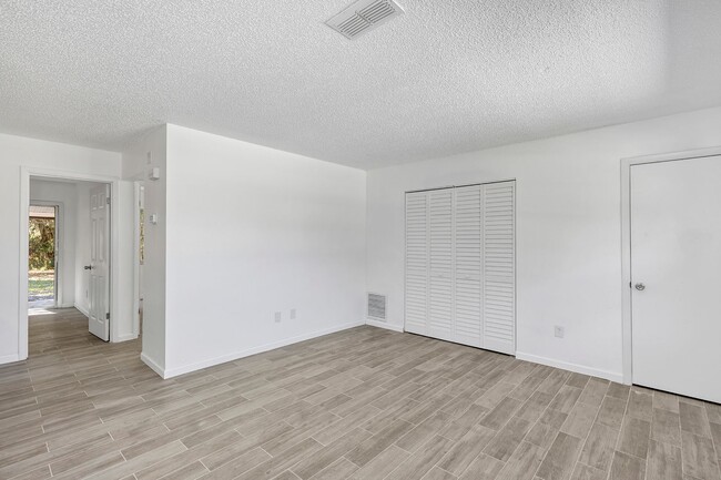 Foto del edificio - Spacious Upgraded 2-Bedroom Home with Modern Kitchenin Volusia County – Edgewater, FL