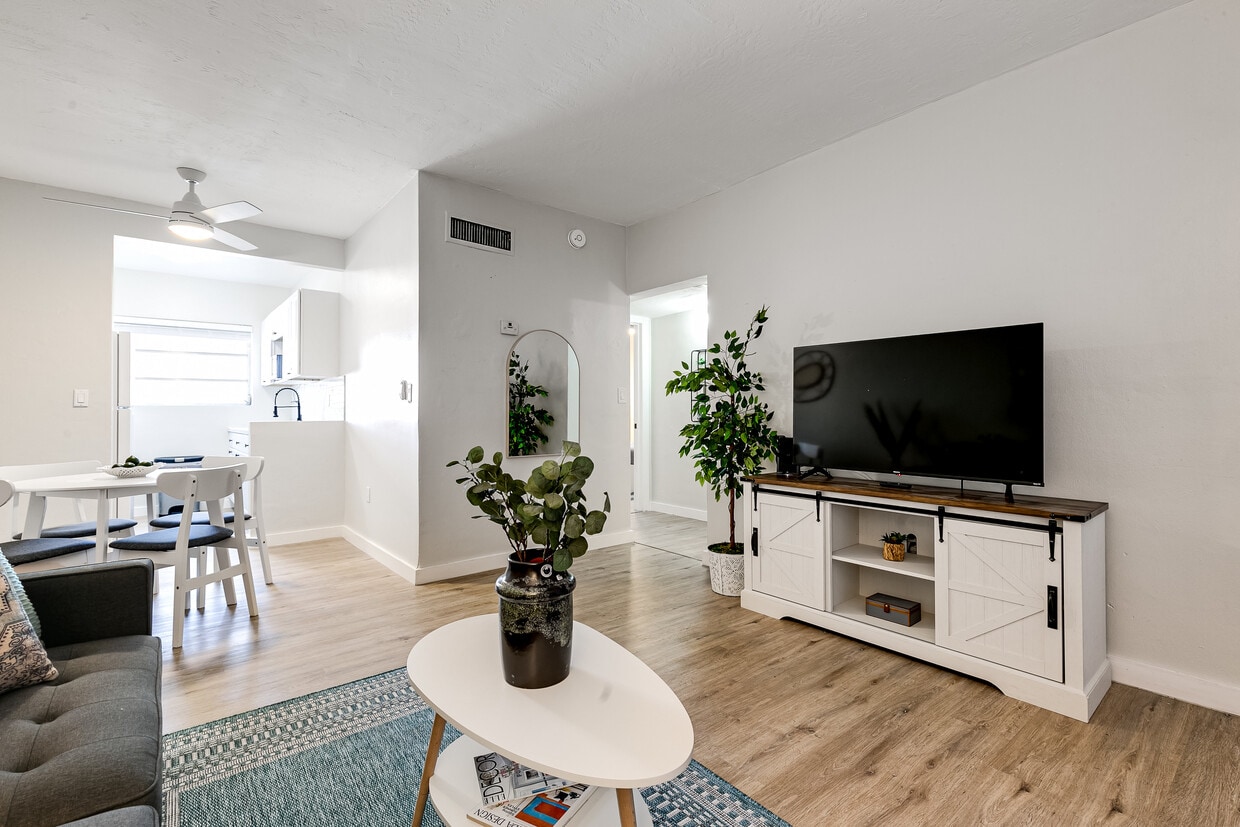 Foto principal - 5817 NW 37th St