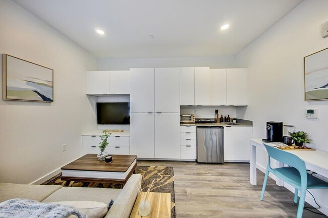 Building Photo - Artthaus Six: New Luxury Apartment! 3 mont...