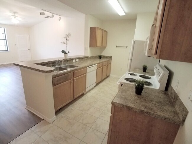 Foto del edificio - FOR RENT! Beautiful 1/1 Pool View Condo @ ...
