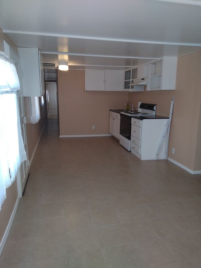 Building Photo - 3 Bed / 2 Bath + 1 bed / 1 bath Casita & w...