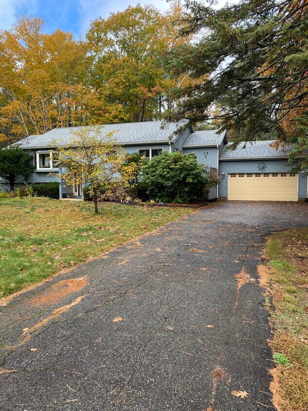 Apartment on on the lower level - 35 Griffin Ave