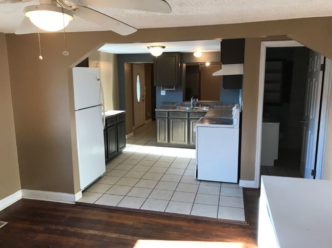 Building Photo - Charming 3BR 2BA Raised Ranch in Cleves