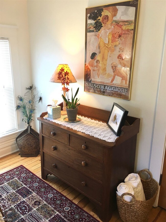 Building Photo - 1 br, 1 bath Duplex - Urban Vintage Charme...