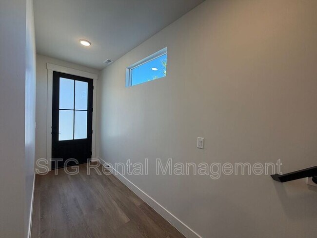 Building Photo - 571 E Hemsworth Ln