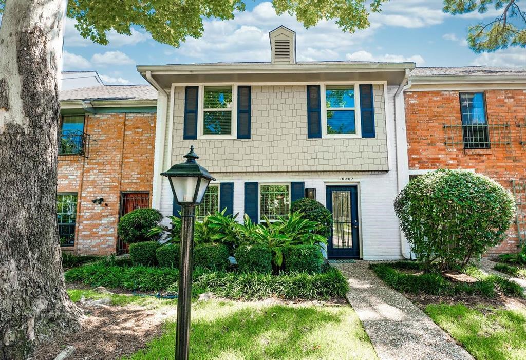 Foto principal - 10307 Briar Forest Dr