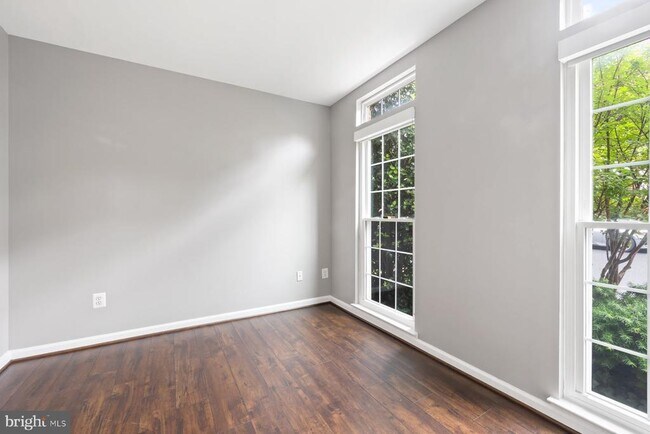 Foto del edificio - 713 Norfolk Ln
